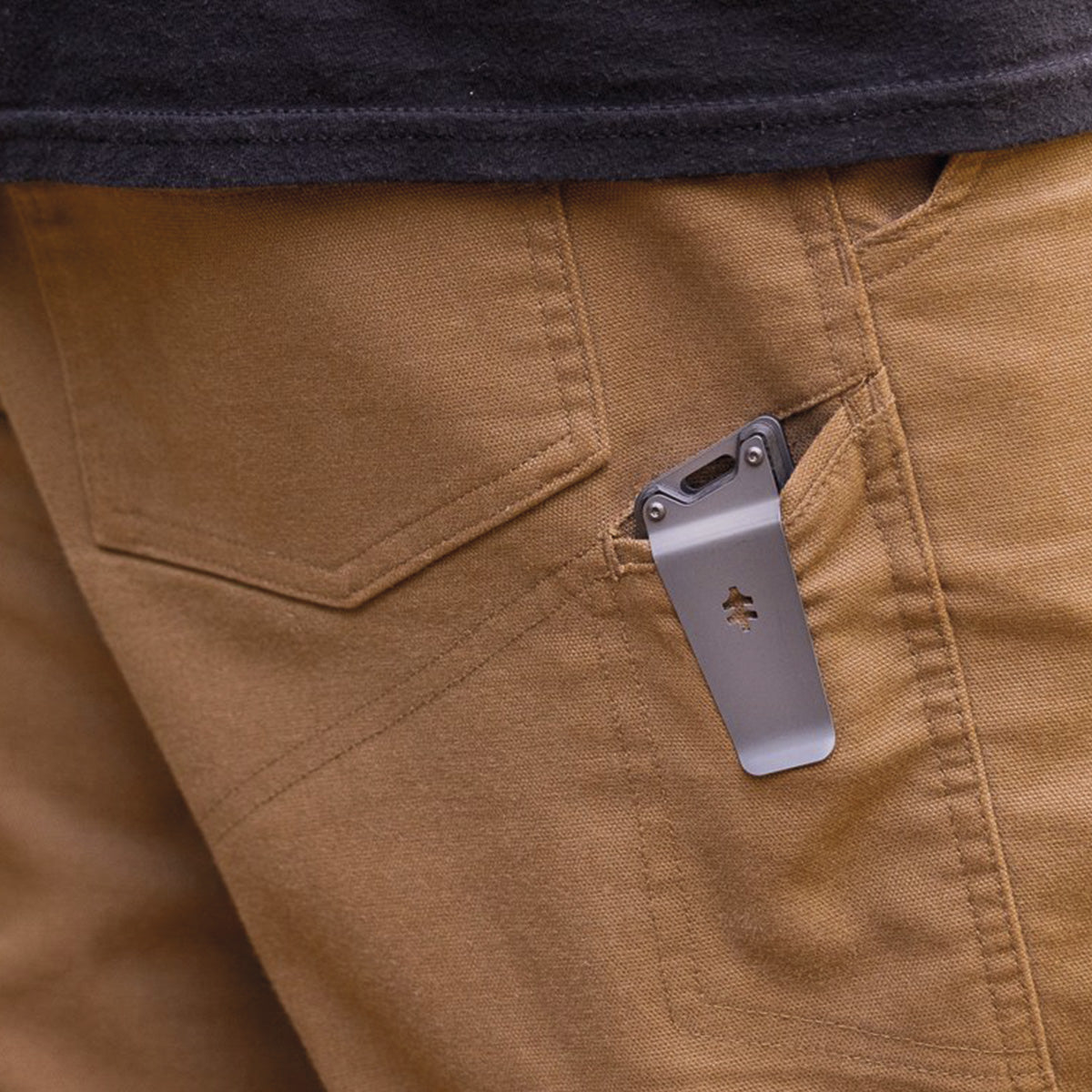 "SwissTech Stämmig karbonfiber foldekniv med AUS-8-stålblad, kulelagerassistert åpningsmekanisme og lett karbonfiberhåndtak, perfekt for daglig bruk og friluftsliv."