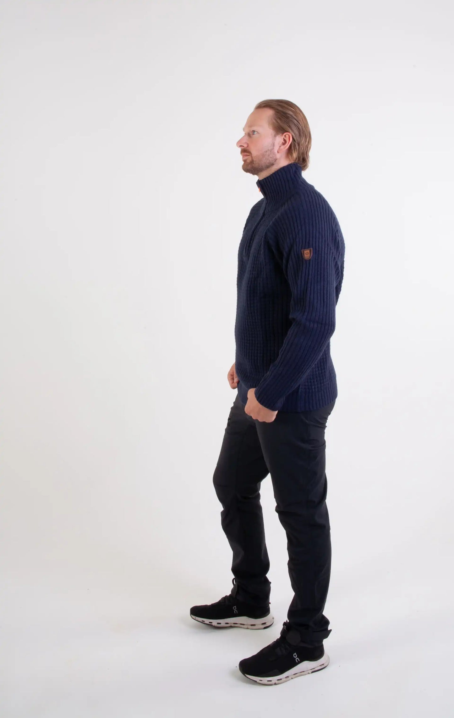 Ullgenser Villmark i blå og orange med høy hals og glidelås, tommelhull for komfort, laget av slitesterk ullblanding, perfekt for friluftsliv og hverdagsbruk.