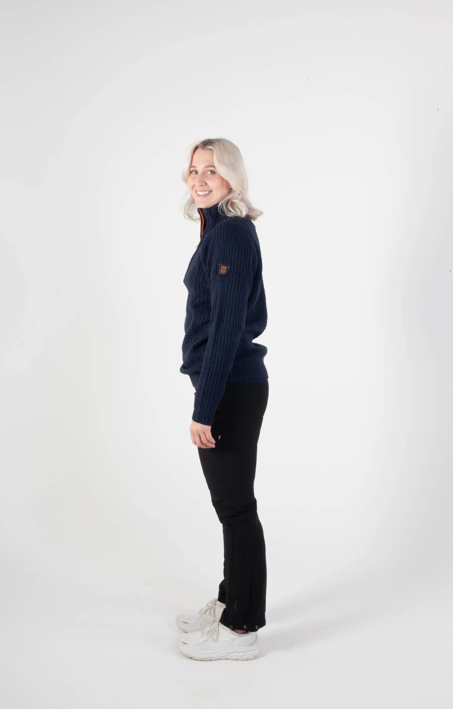 Ullgenser Villmark i blå og orange med høy hals og glidelås, tommelhull for komfort, laget av slitesterk ullblanding, perfekt for friluftsliv og hverdagsbruk.