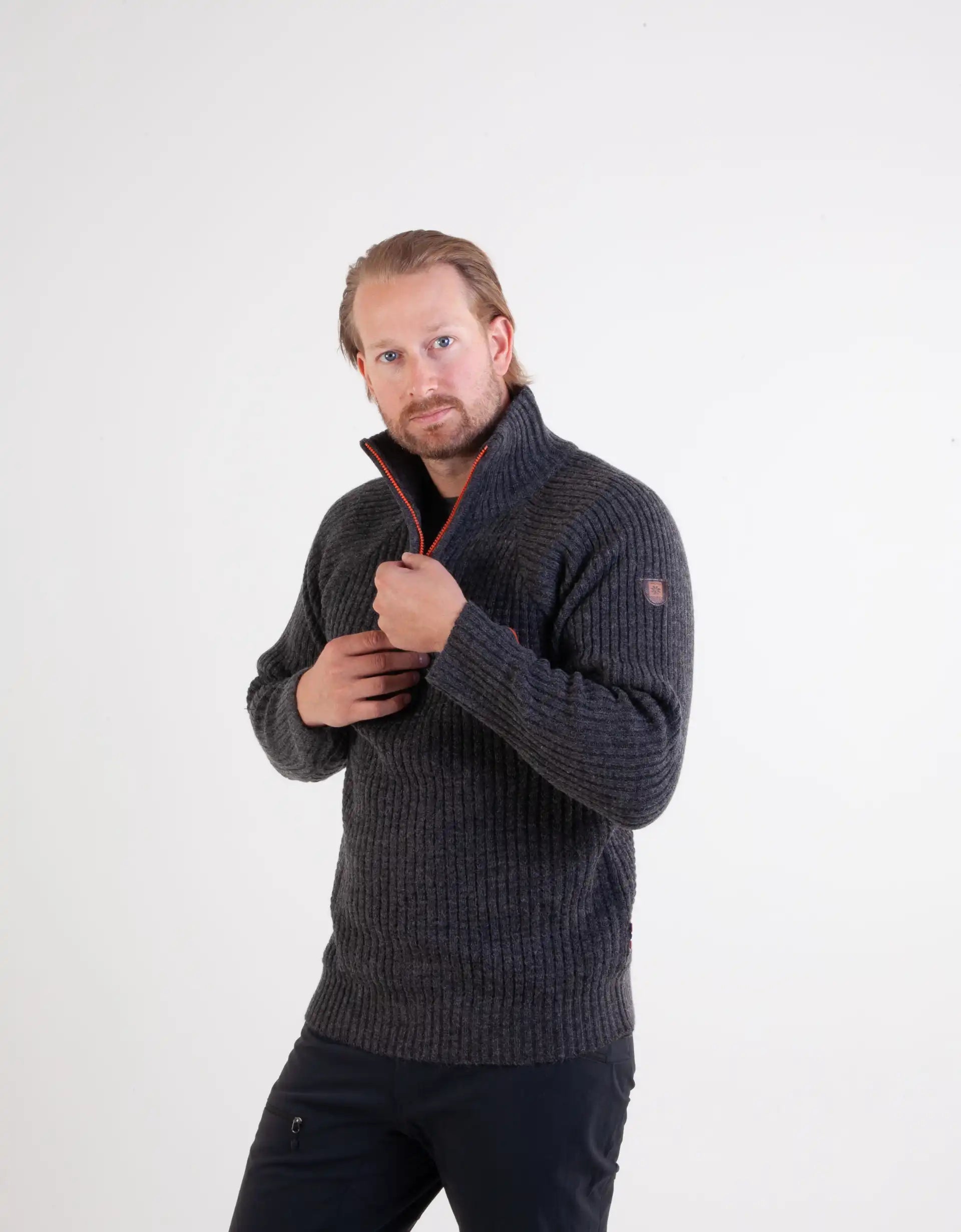 Ullgenser Villmark i mørk grå med høy hals og glidelås, designet for både arbeid og fritid, med tommelhull for ekstra komfort, perfekt for kalde dager.
