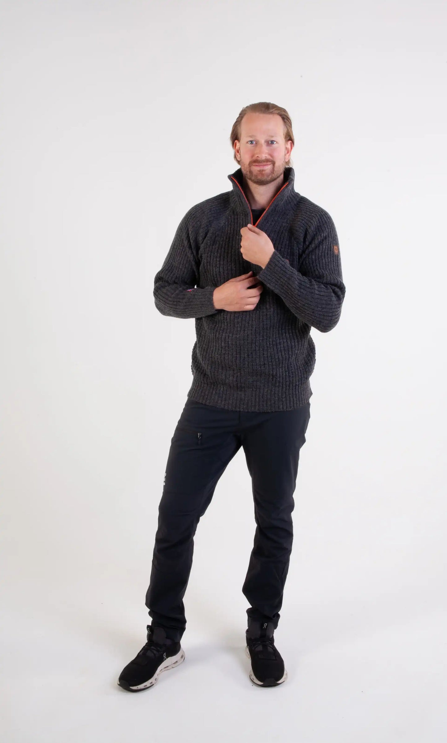 Ullgenser Villmark i mørk grå med høy hals og glidelås, designet for både arbeid og fritid, med tommelhull for ekstra komfort, perfekt for kalde dager.