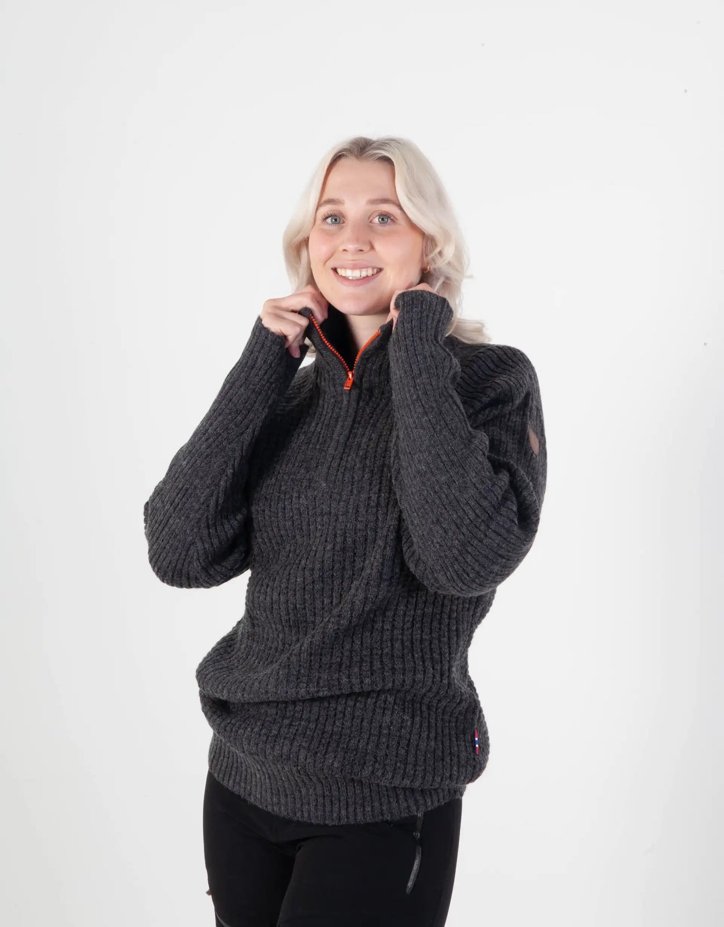 Ullgenser Villmark i mørk grå med høy hals og glidelås, designet for både arbeid og fritid, med tommelhull for ekstra komfort, perfekt for kalde dager.