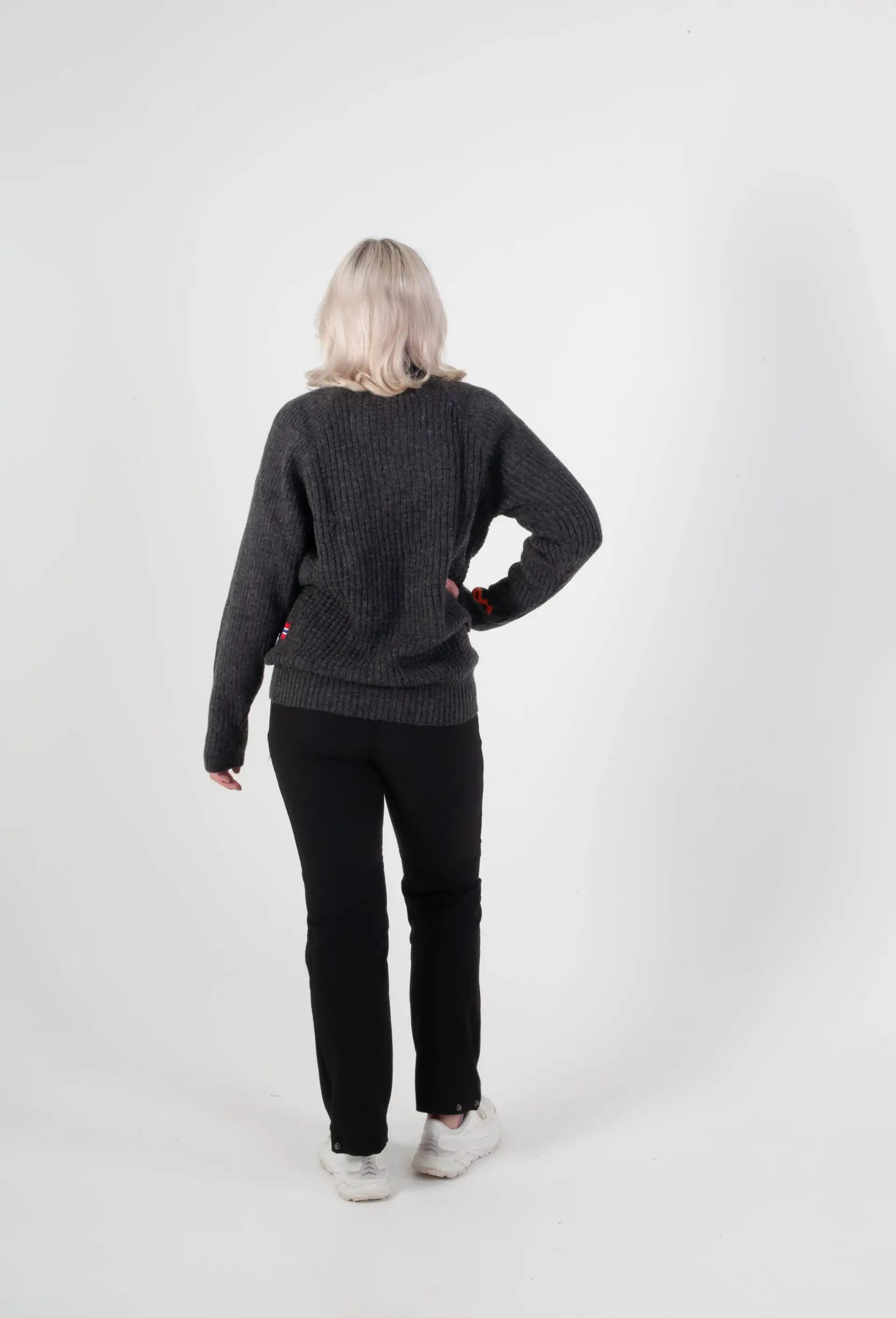 Ullgenser Villmark i mørk grå med høy hals og glidelås, designet for både arbeid og fritid, med tommelhull for ekstra komfort, perfekt for kalde dager.