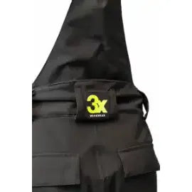   "3X Aragat Unisex Bukse Foret i sort, laget av stretchmateriale med funksjonelt design, perfekt for vinteraktiviteter, med forsterkede knær, glidelås nederst, og seler over skuldrene."