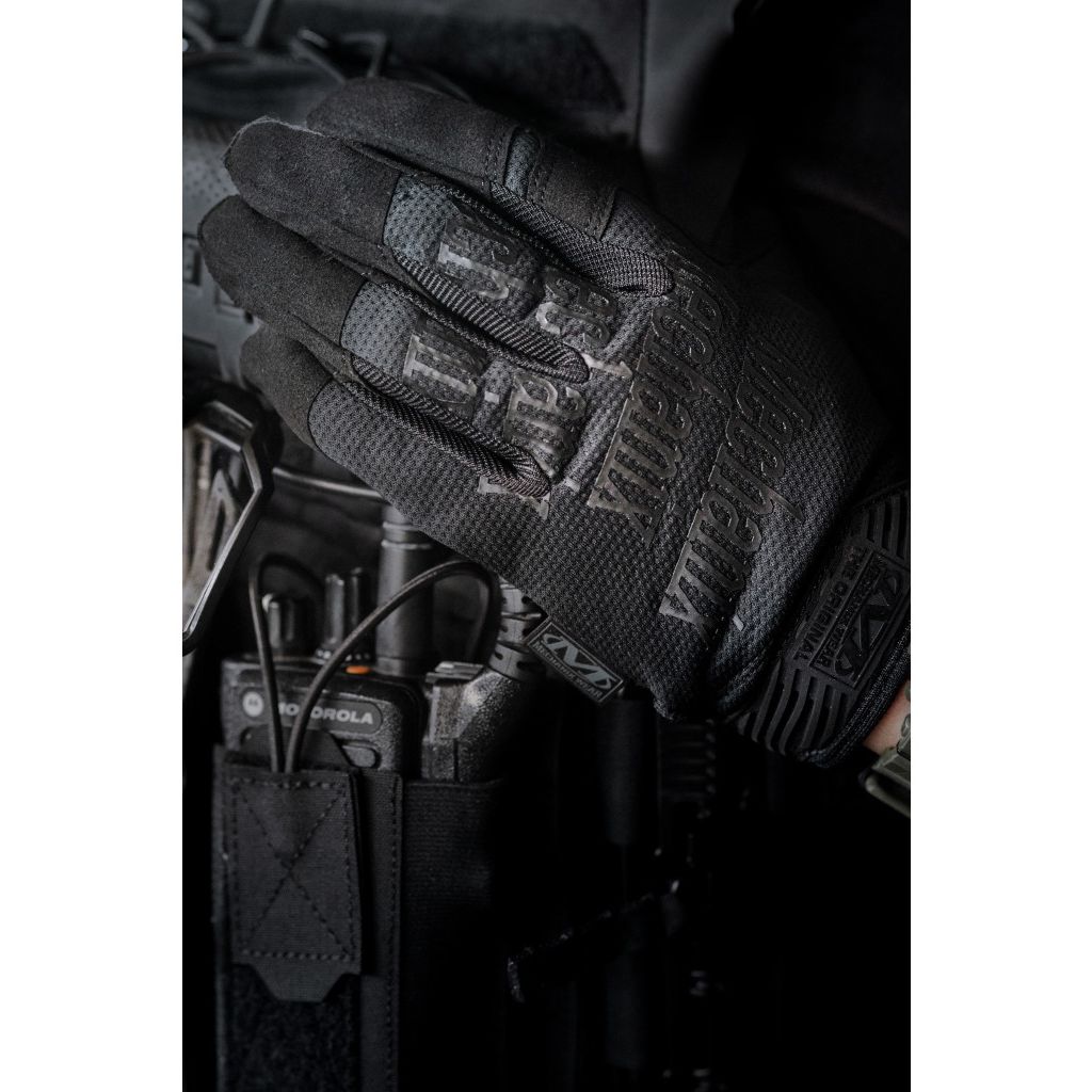 Detaljbilde av Mechanix The Original Covert arbeidshanske som viser finish, dimensjoner og bruksområde i praktisk arbeid. Hansken som startet alt®, redefinert for militære og politifolk. Relevante søkeord inkluderer Arbeidshansker, 3x, 3X Workwear, allround, allround hansker, arbeidshanske, profesjonelle verktøy, verkstedutstyr og NextPro.
